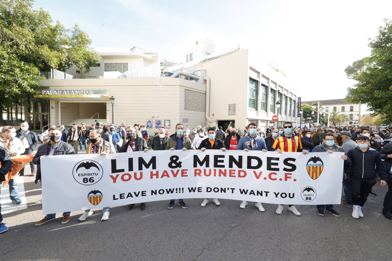 Miles de personas han acudido a la manifestación contra Peter Lim. 