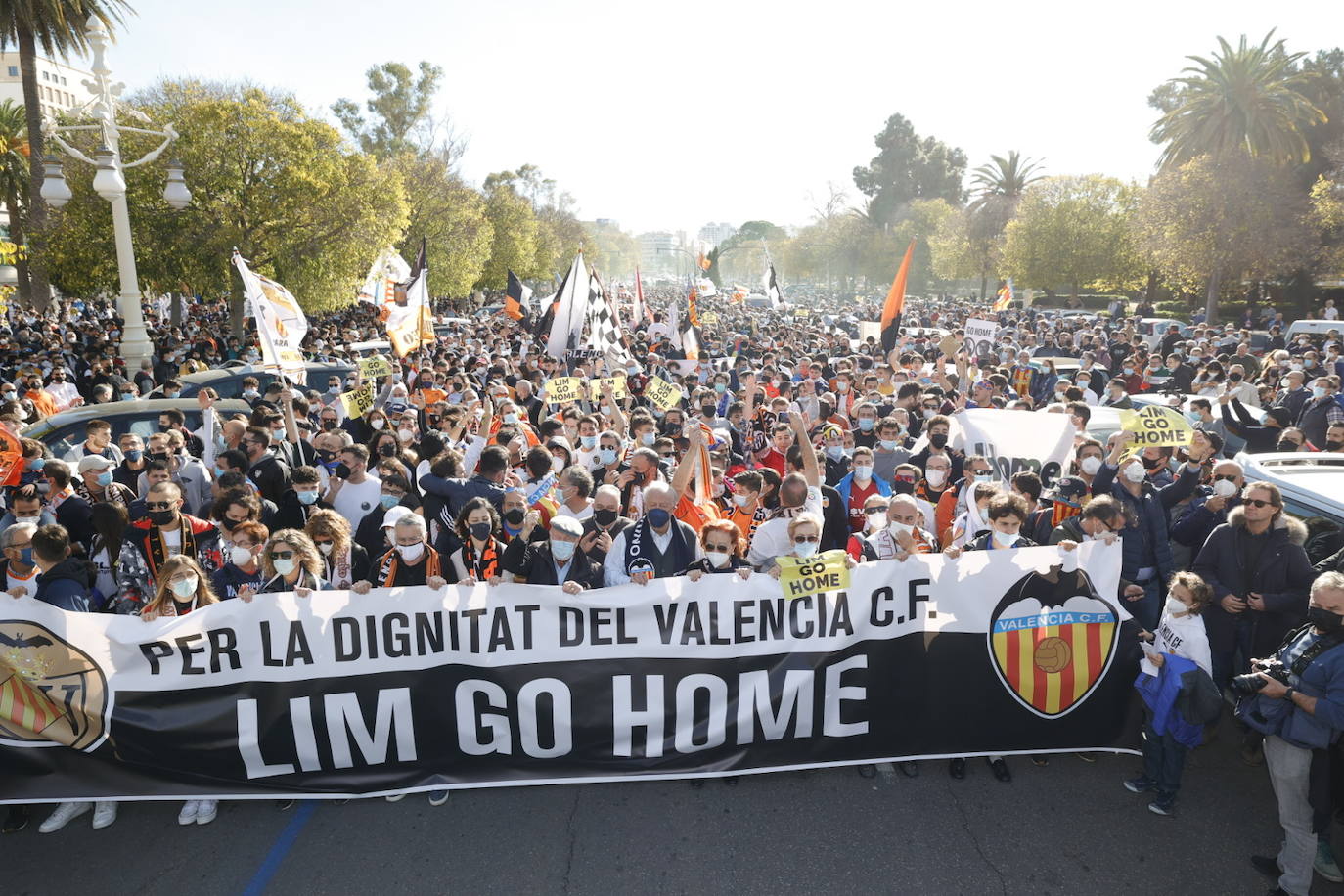 Miles de personas han acudido a la manifestación contra Peter Lim. 