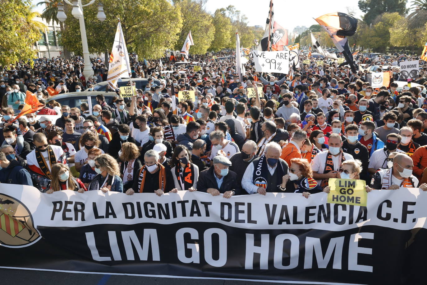 Miles de personas han acudido a la manifestación contra Peter Lim. 