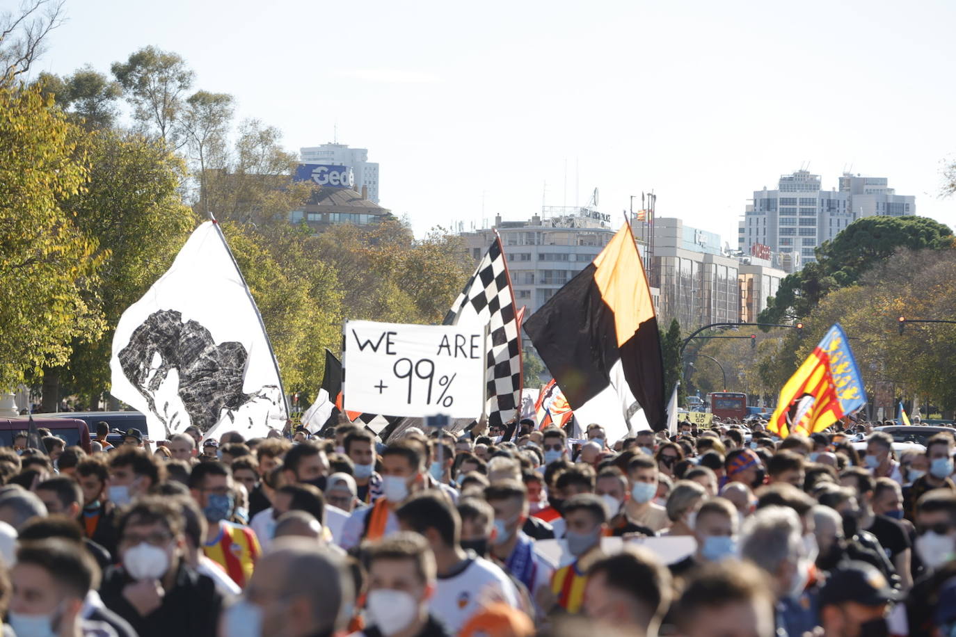 Miles de personas han acudido a la manifestación contra Peter Lim. 