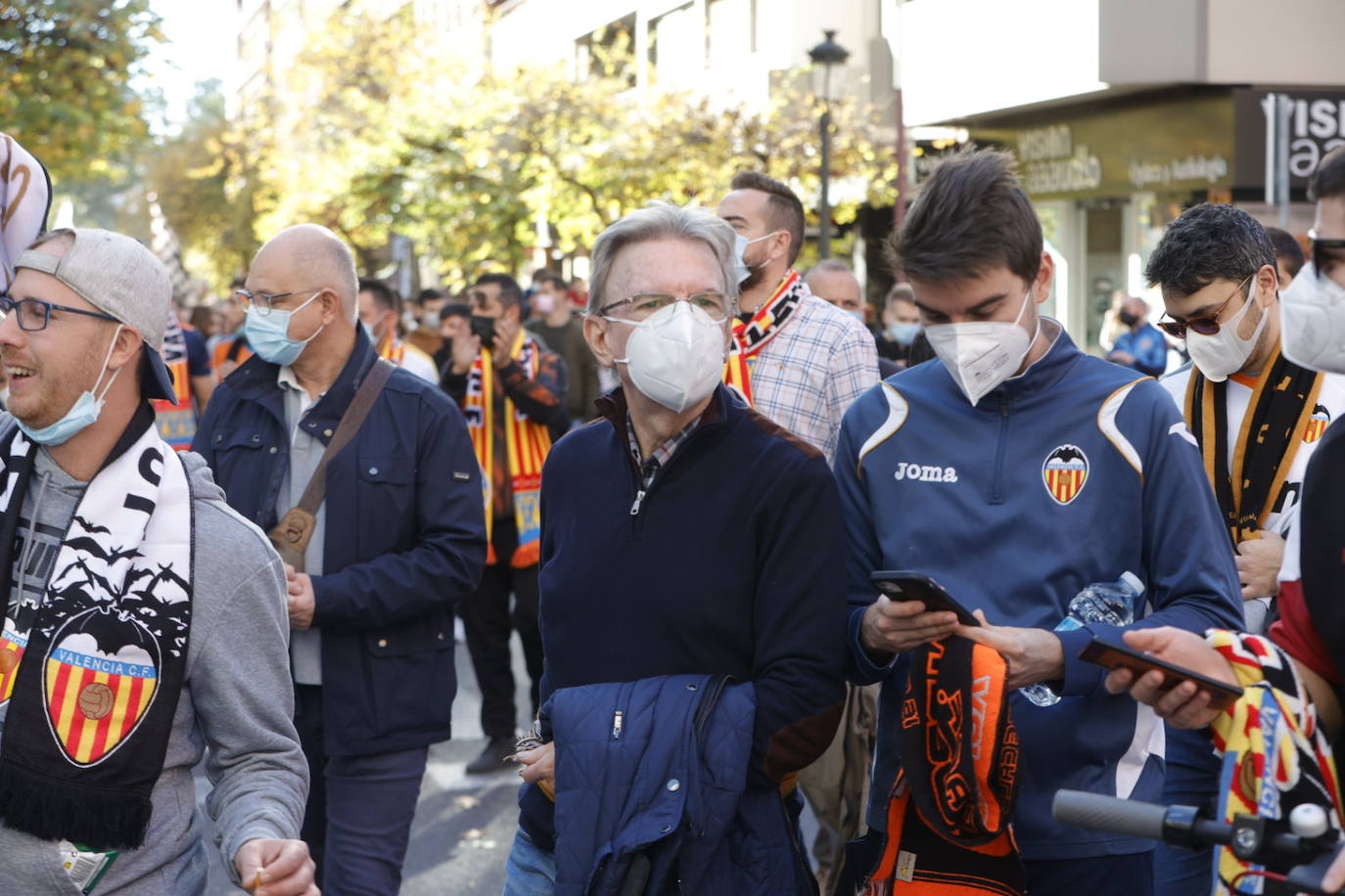 Miles de personas han acudido a la manifestación contra Peter Lim. 