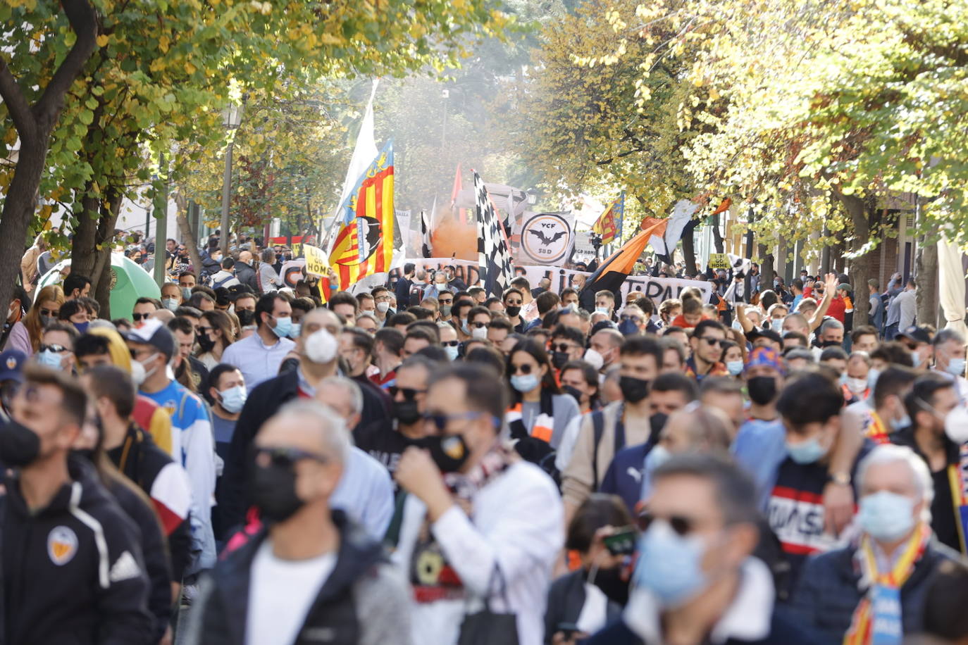 Miles de personas han acudido a la manifestación contra Peter Lim. 