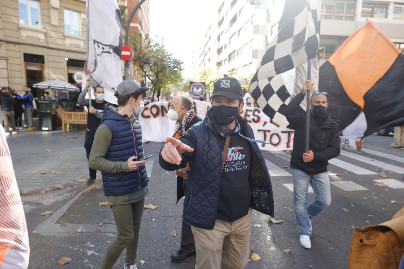 Miles de personas han acudido a la manifestación contra Peter Lim. 