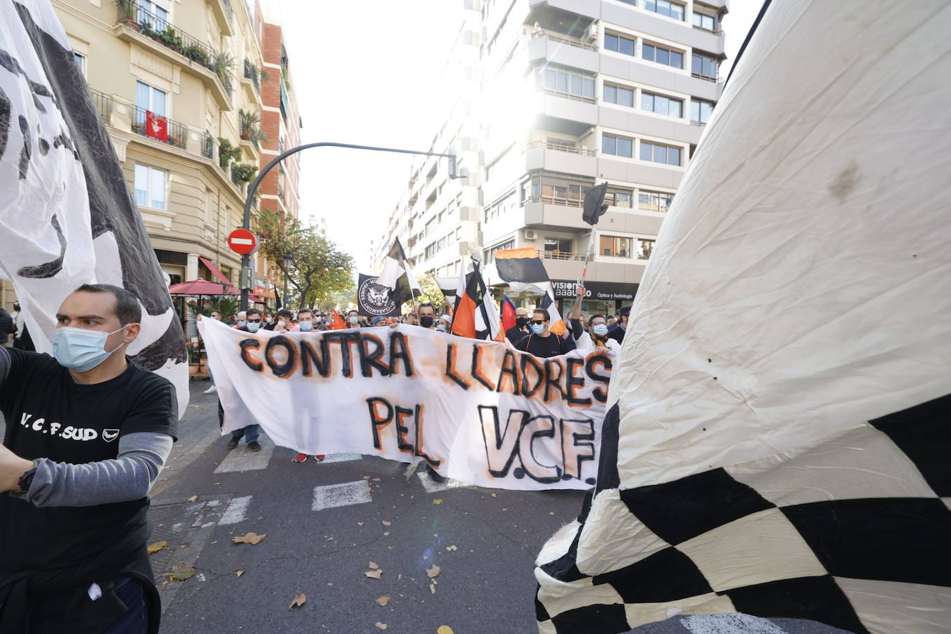 Miles de personas han acudido a la manifestación contra Peter Lim. 