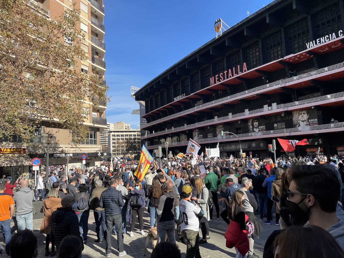 Miles de personas han acudido a la manifestación contra Peter Lim. 