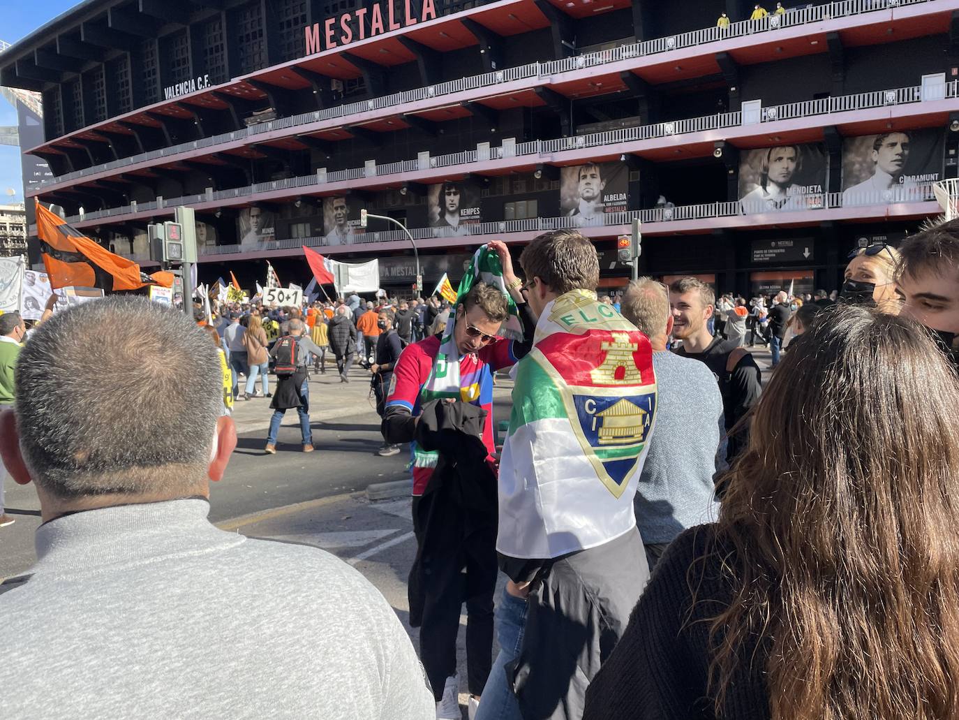 Miles de personas han acudido a la manifestación contra Peter Lim. 