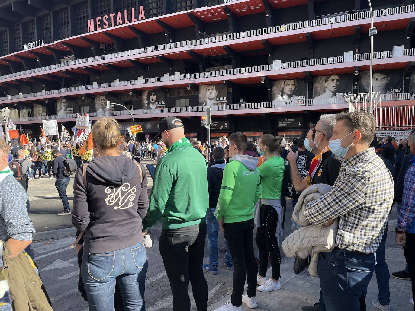 Miles de personas han acudido a la manifestación contra Peter Lim. 