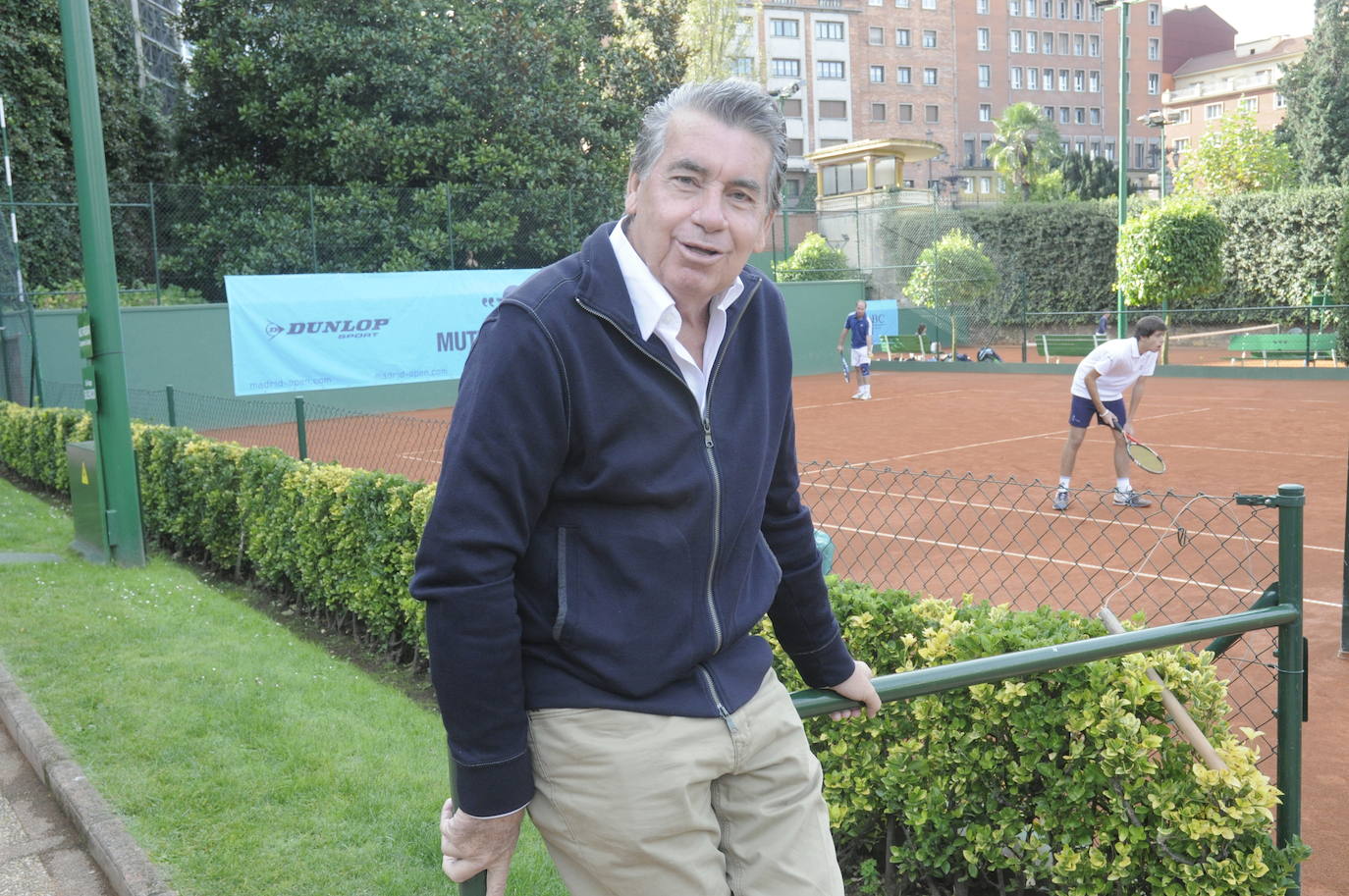 Manolo Santana, en el Club de Tenis de Oviedo.