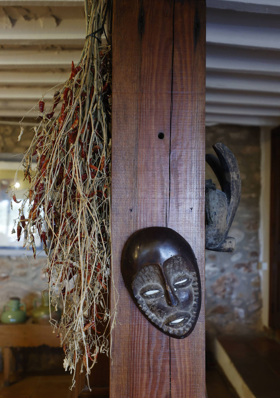 En el salón, las esculturas y obras de arte se mezclan con productos de la huerta.