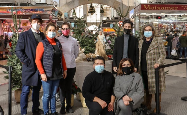 Mateo Climent y Sigfrido Serra se han encargado de la decoración navideña del Mercado Central.