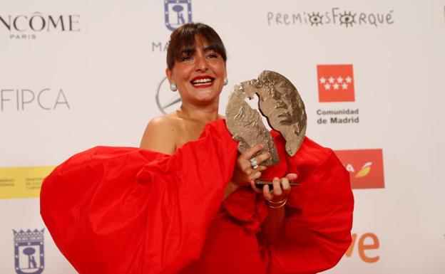 La actriz Candela Peña recibe el Premio Forqué a la Mejor Intepretación Femenina en Serie por su papel en 'Hierro'.