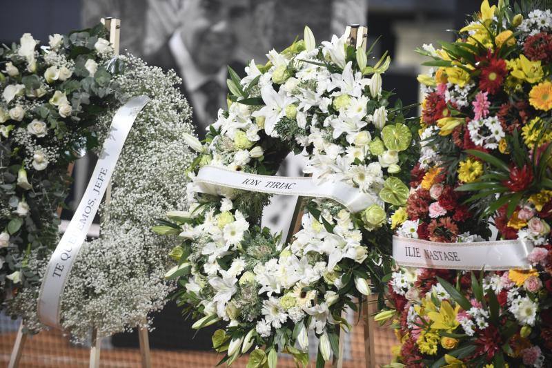 Coronas de flores de dos leyendas del tenis rumano como Ion Tiriac e Ilie Natase.