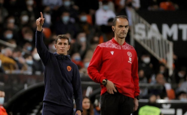 Dos nuevos positivos en miembros del cuerpo técnico del Valencia dejan al equipo al borde del brote por Covid-19 