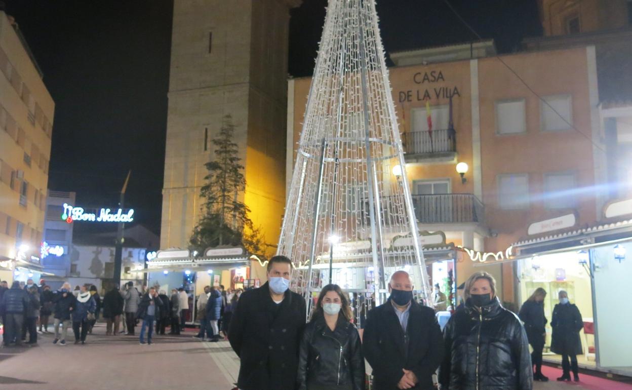 Miembros del equipo de gobierno en la Feria de Navidad de Turís.