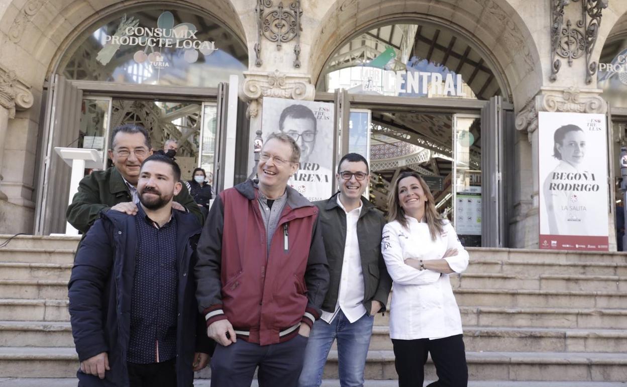 Juan Carlos Galbis, Luis Valls, Bernd Knöller, Ricard Camarena y Begoña Rodrigo, en la escalinata de entrada del Mercado Central. 