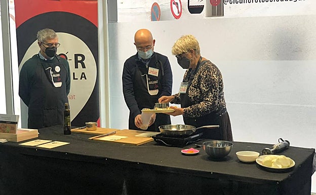 Imagen principal - El taller de cocina con el alcalde, Toni Saura. 