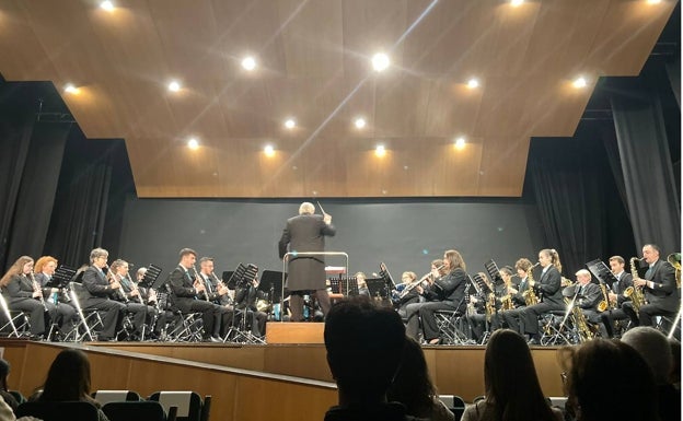 El concierto benéfico celebrado en el auditorio del Centro Social de Dénia. 