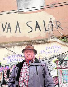 Imagen secundaria 2 - De toda la vida. Los dueños del horno Compan en Patraix. | Vecinas. Un grupo de mujeres toman café en el barrio. | Los de Patraix. Fernando, vecino y defensor del barrio. 