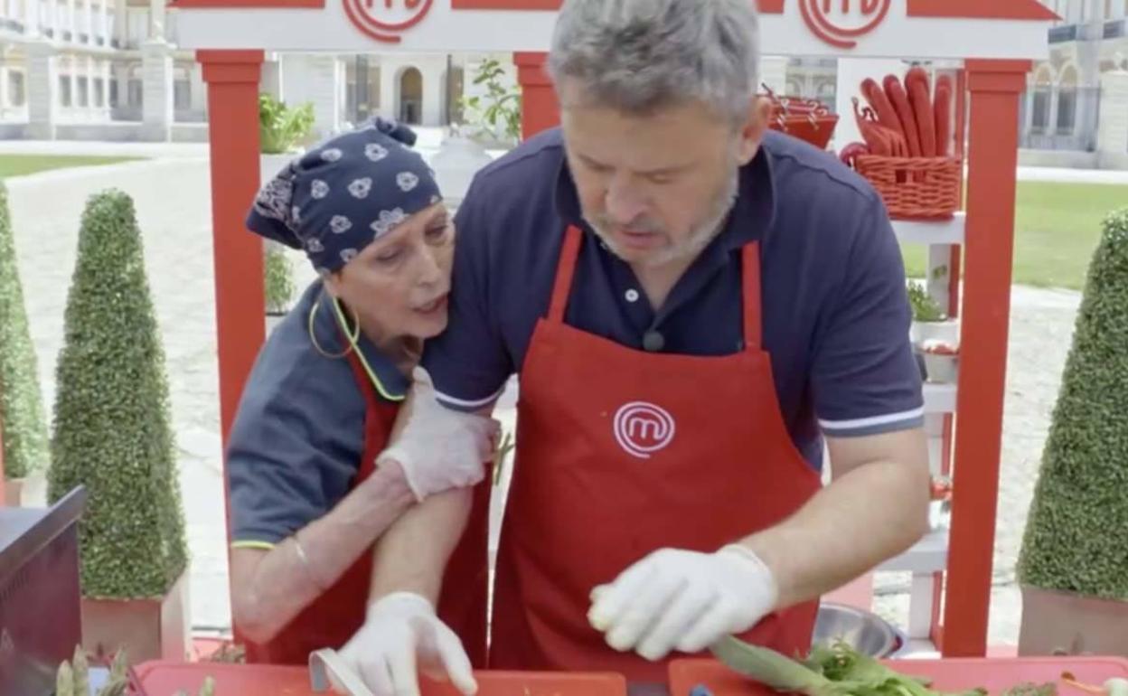 Verónica Forqué junto a Miki Nadal, en 'MasterChef Celebrity'. 