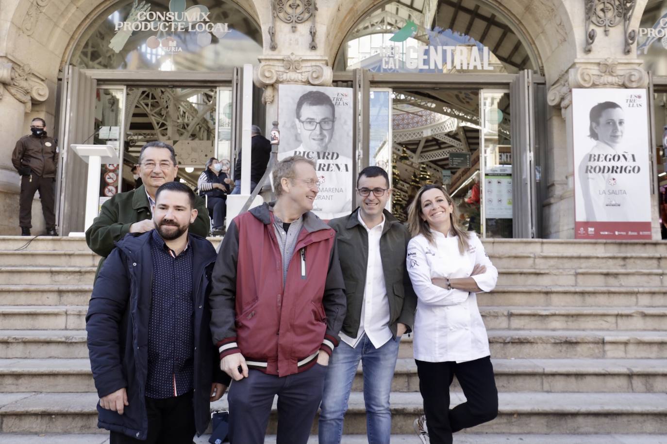 En el pasillo central del Mercado Central han quedado plasmados los nombres de los chefs que han convertido la ciudad de Valencia en un referente gastronómico. 
