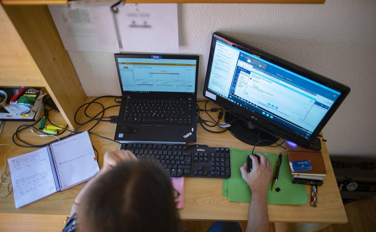 Una persona ejerciendo el teletrabajo desde su domicilio