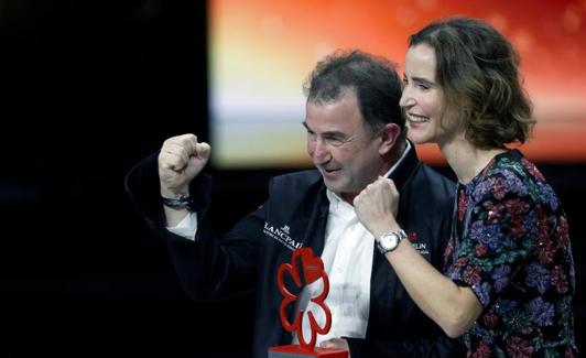 Martín Berasategui celebra levantando el puño, como acostumbra con sus grandes platos, el premio recibido. 