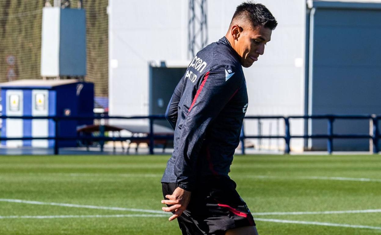 Óscar Duarte, durante el entrenamiento de ayer en Buñol.