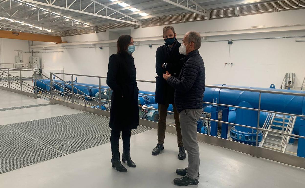 La presidenta de la Emshi, Elisa Valía, visita la nueva sala. 