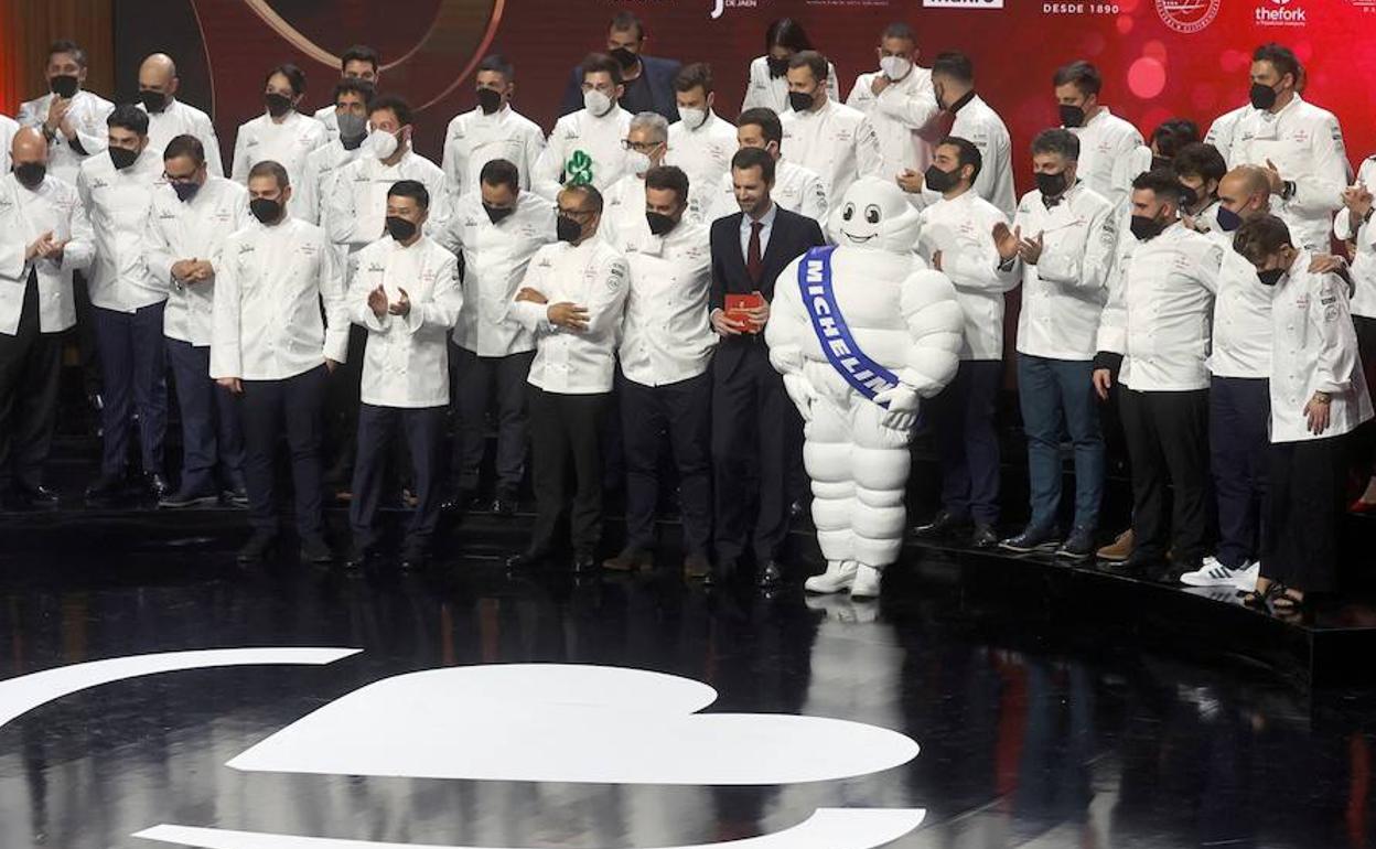 Foto de familia con todos los chefs galardonados en la gala. 