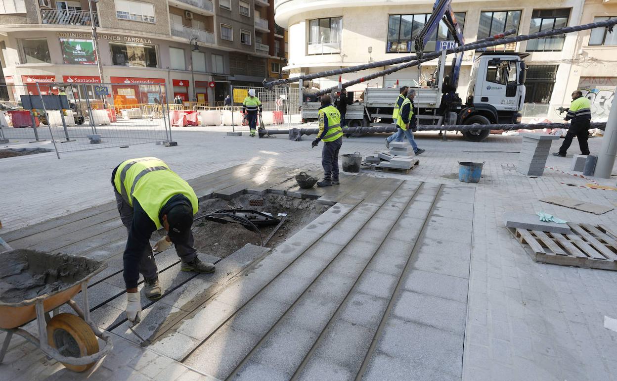 Colocación de pavimento, este martes en la plaza Ciudad de Brujas. 