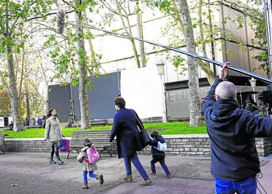 Imagen secundaria 1 - Ana Polvorosa y Miki Esparbé en el rodaje en el Parque de Doña Casilda en Bilbao.