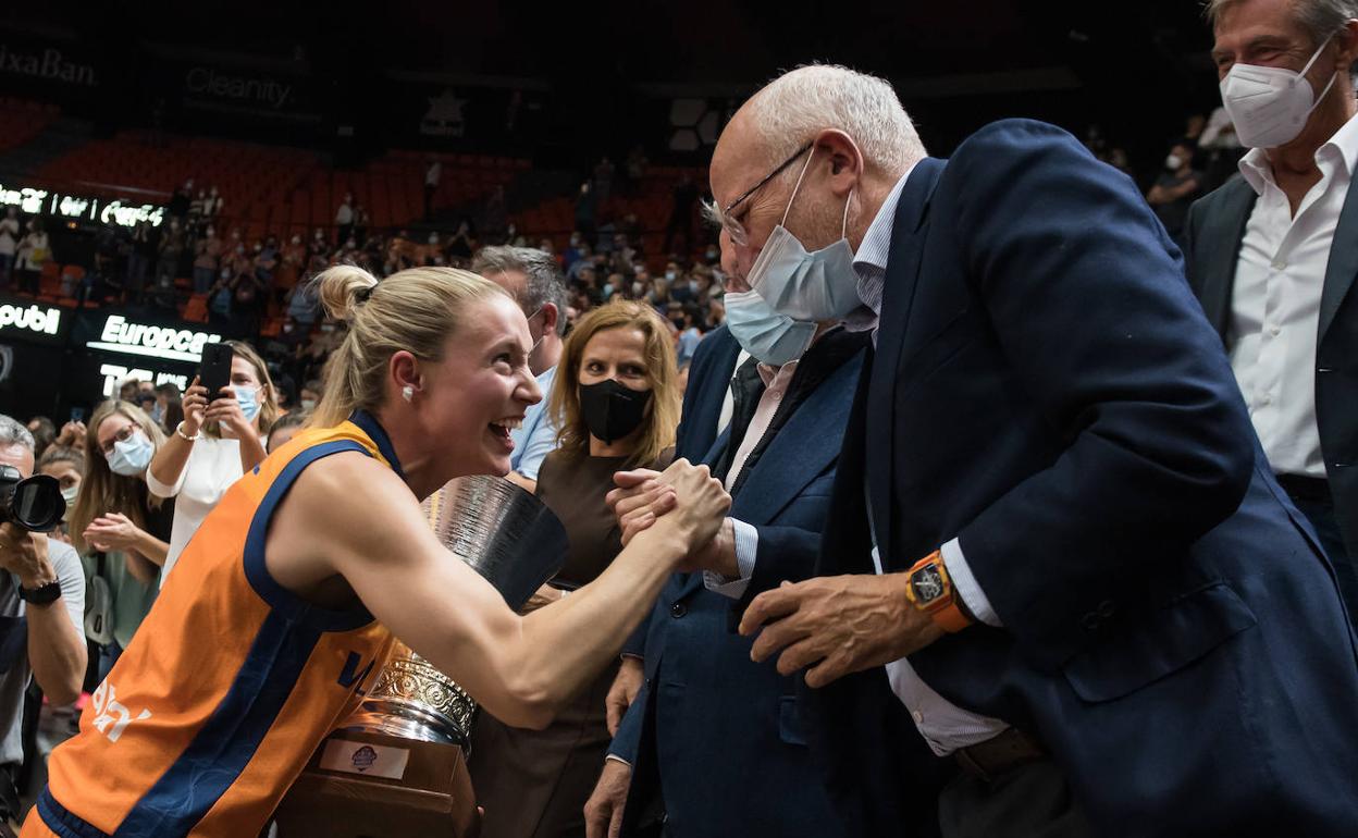 Anna Gómez celebra con Juan Roig el título de la Supercup Women conquistado en la Fonteta. 