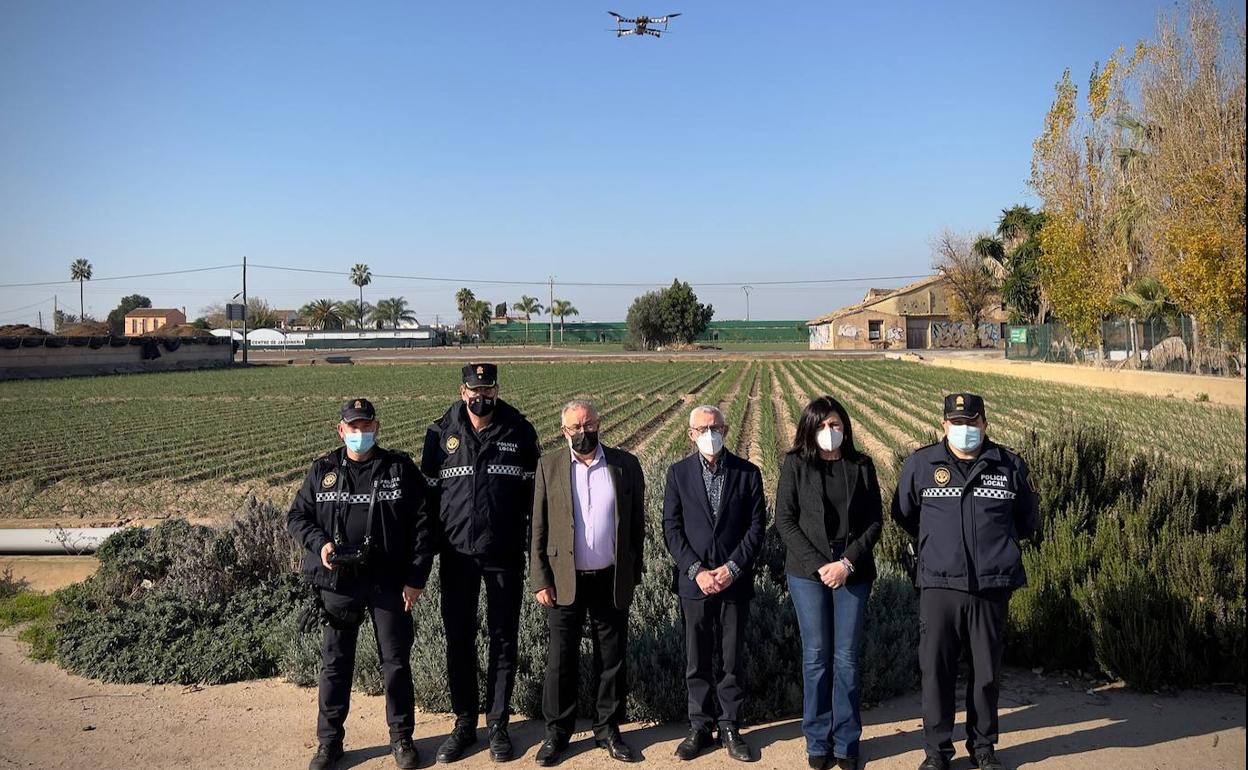 El alcalde, Miguel Chavarría, con los agentes locales y el dron. 