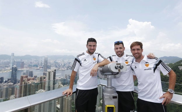 Barragán, Fuego y Míchel, durante la gira del equipo por Hong Kong en 2014. 