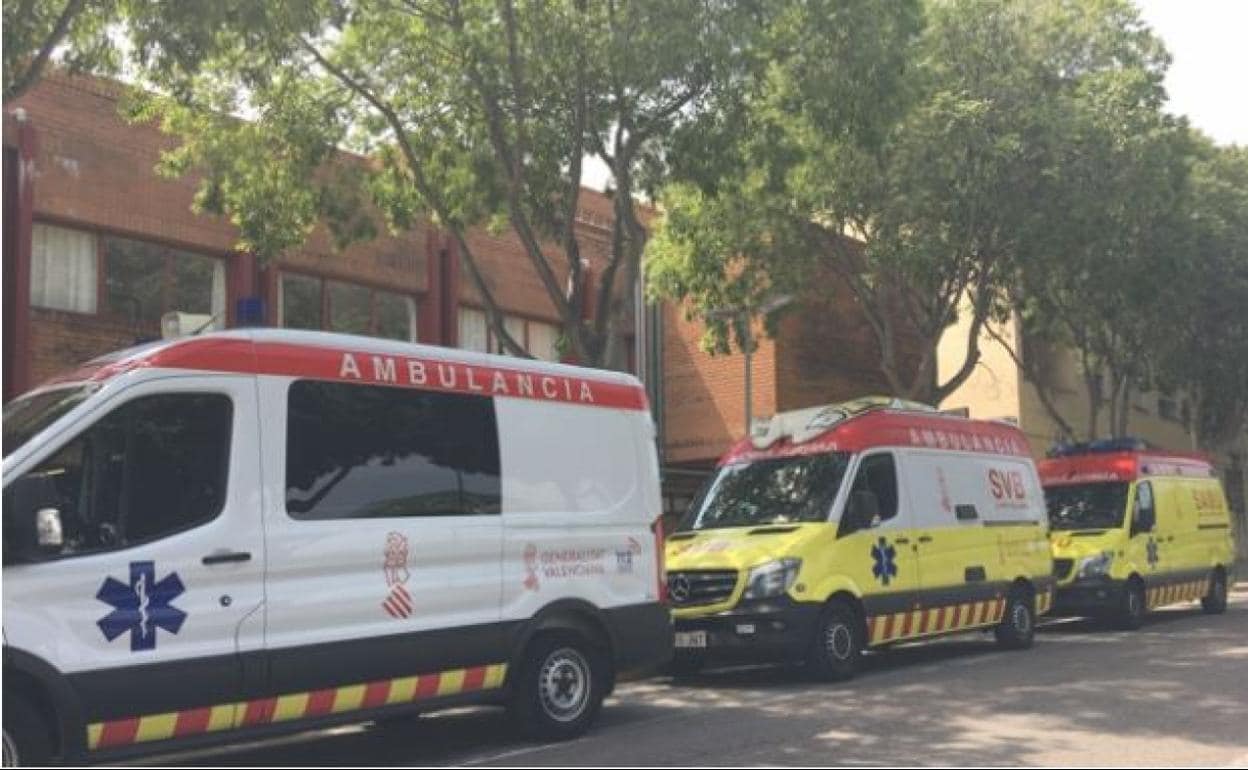 Tres ambulancias en un centro médico en La Safor. 