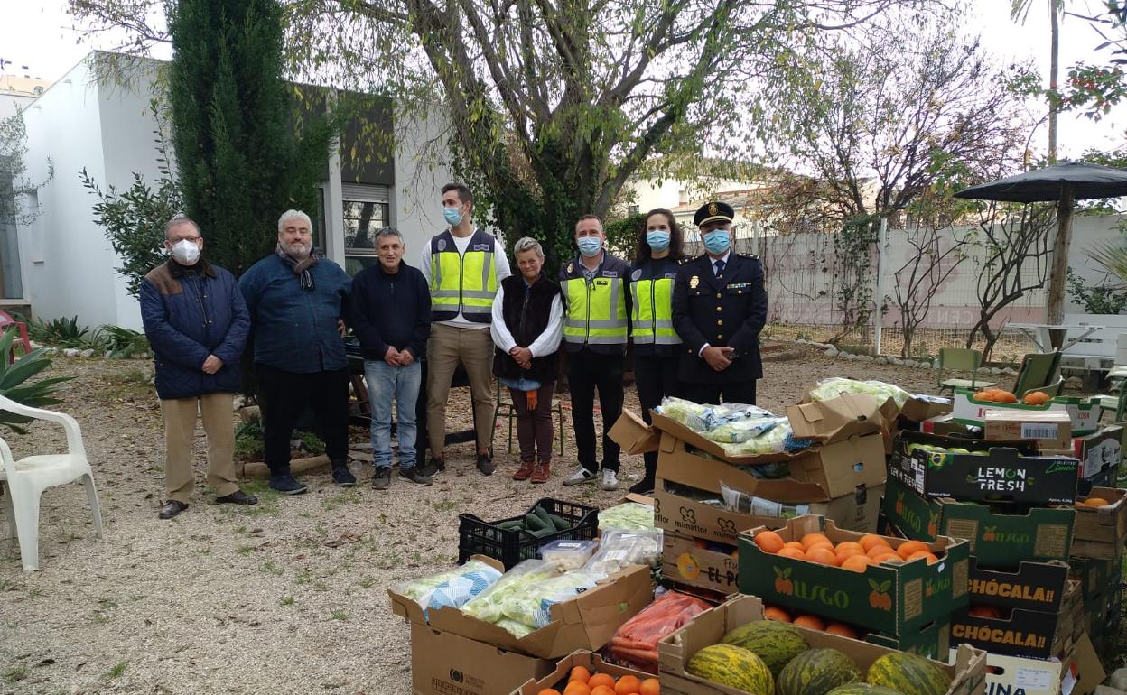 Donación de alimentos en la que ha participado la Policía Nacional de Gandia. 