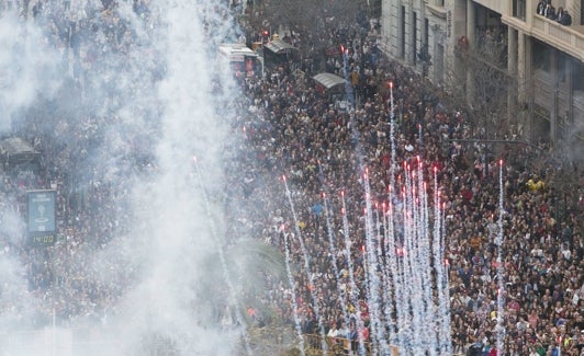 Una mascletà celebrada antes de la pandemia en la plaza del Ayuntamiento. 