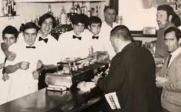 Imagen principal - Arriba y abajo a la izquierda, imágenes antiguas del restaurante. A la derecha, Jorge con los buñuelos que regalan a los clientes el día de San José. 