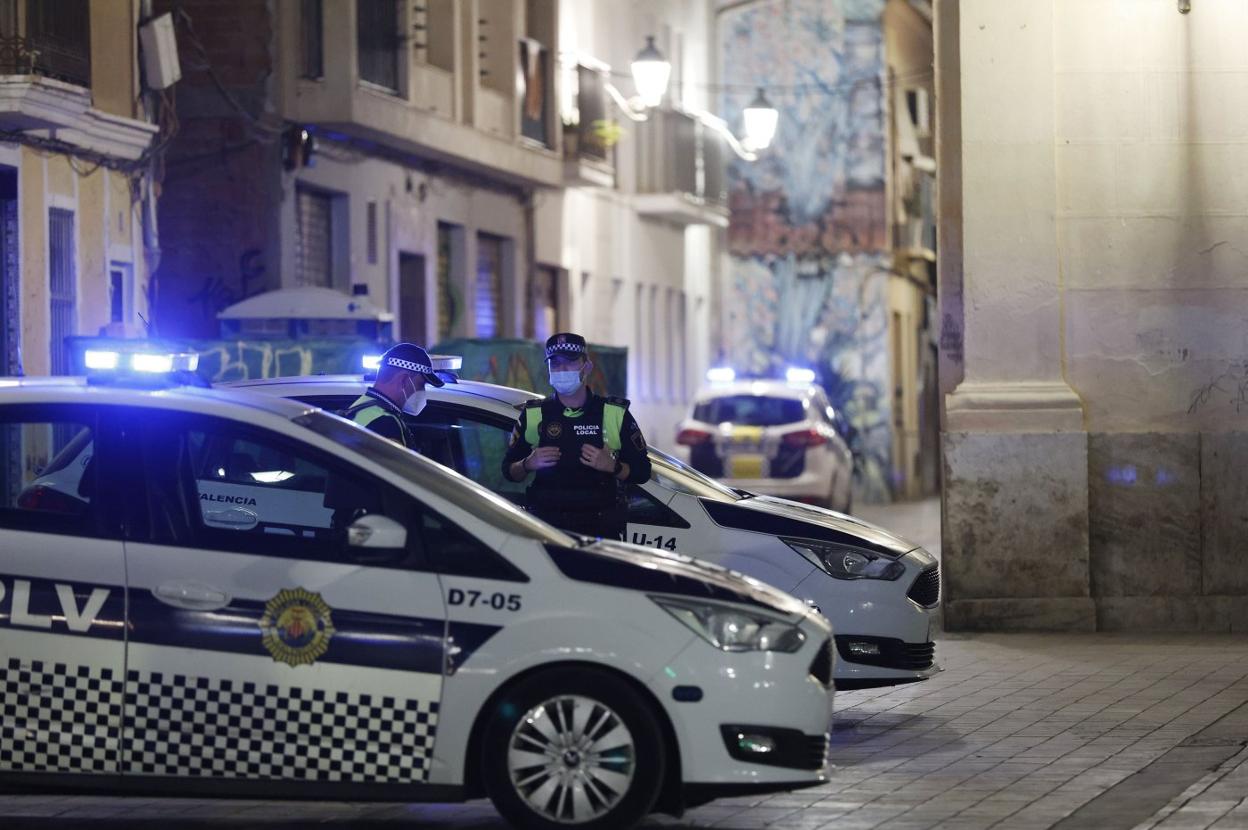 Tres patrullas de la Policía Local en un control en una calle de Valencia. jesús signes