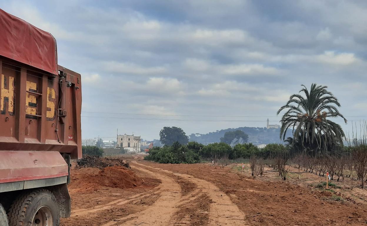 La maquinaria ya ha entrado en la zona cercana al Camí de la Arena.