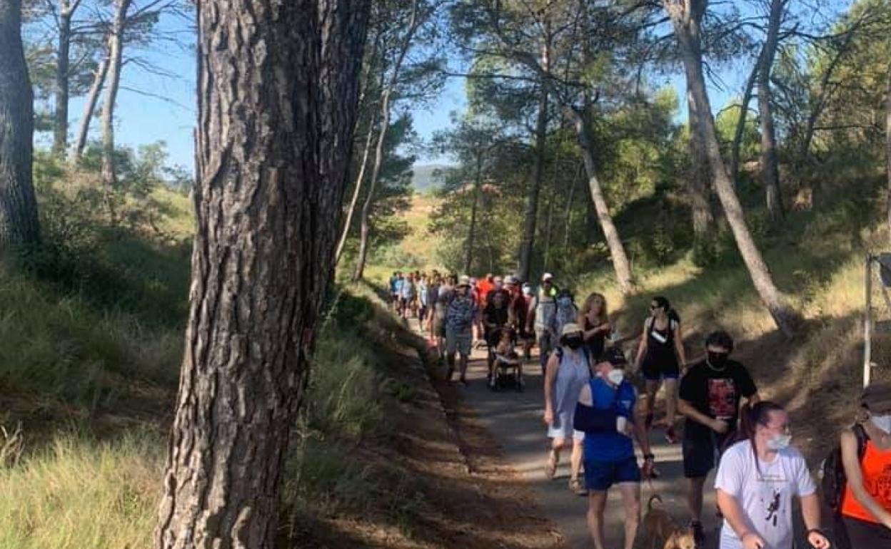 Vecinos de Aielo durante la marcha-protesta realizada este verano en el paraje de Cairent. 