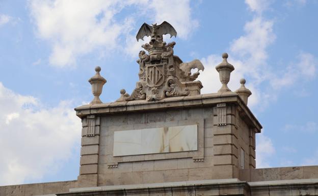 Una placa de mármol oculta el grabado en honor a Franco, en la parte superior de la Porta de la Mar.