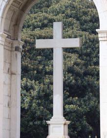 Imagen secundaria 2 - Grabados de la Porta de la Mar en su fachada hacia la calle Navarro Reverter, que representan 'La Abnegación' y 'El Valor', junto a la cruz central del monumento.