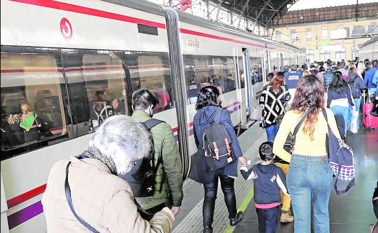 Usuarios de Cercanías en la estación del Norte. 