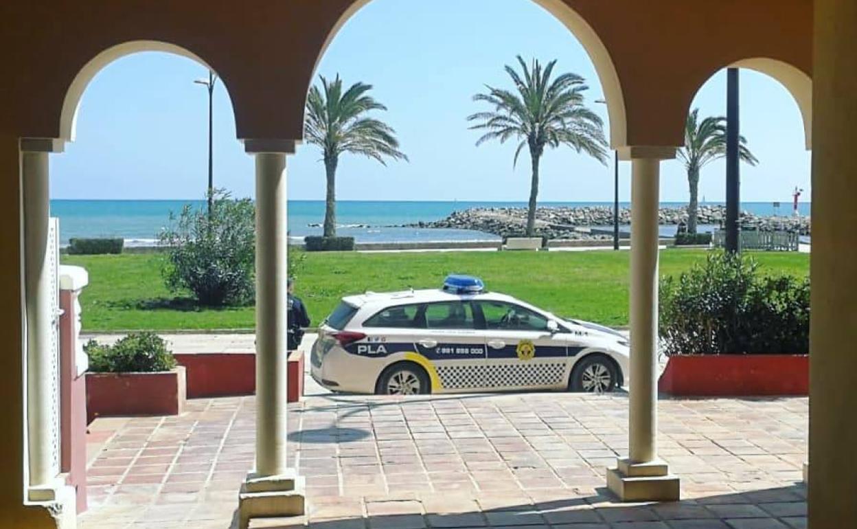 La policía junto a los soportales bajos los que dormía Julián. 