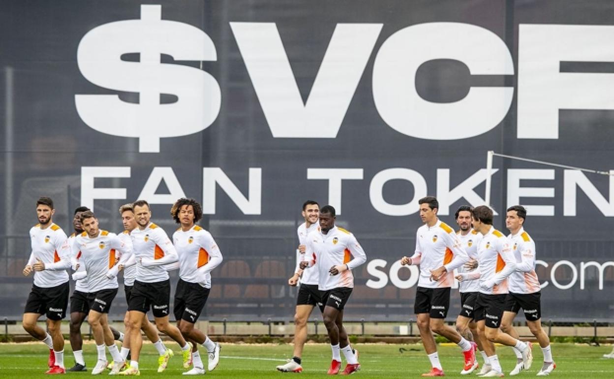 Jugadores del Valencia, ejercitándose en la Ciudad Deportiva de Paterna. 