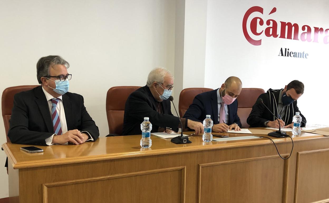 Jesualdo Ros, Fernando Tomás, Benito Mestre y Pedro Soliveres, en la firma del convenio. 