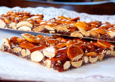 Imagen secundaria 1 - Arriba, turrón de cinco chocolates de la Pastelería Aixa. Abajo a la izquierda, guirlache. Abajo a la derecha, turrón de chocolate con arroz inflado del horno. 