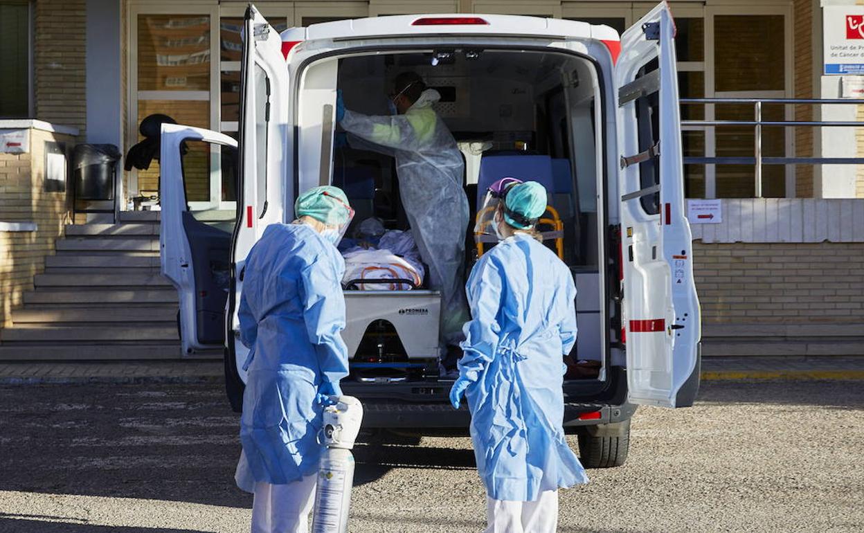 Sanitarios ante las puertas de Urgencias de un hospital. 