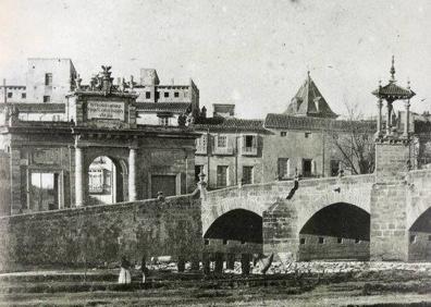 Imagen secundaria 1 - Porta de la Mar actual, una reconstrucción de la tomada en la imagen de 1865, de la Puerta del Real.